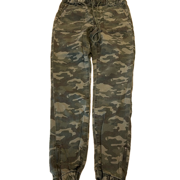 American Eagle Outfitters Pants - American eagle size 4 military color bottoms good condition